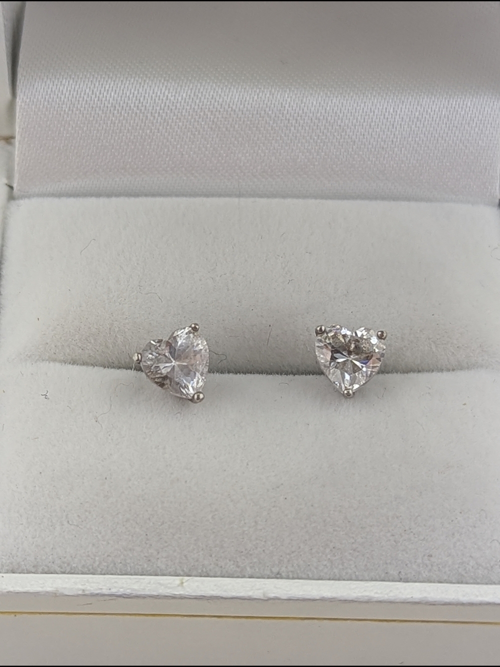 ✨ Sterling Heart-Cut Cz Stud Earrings ✨ - Picture 2 of 3
